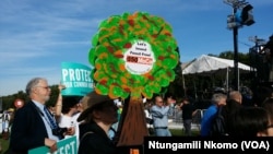 Pollution protesters At National Mall During Pope Francis Visit