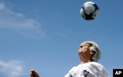 Elba Selva, a former player of Argentina's female national soccer team, plays with a ball in Buenos Aires, Argentina.(AP Photo/Natacha Pisarenko)