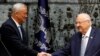 El presidente israelí Reuven Rivlin y Benny Gantz, líder del partido Azul y Blanco, asisten a una ceremonia de nominación en la residencia del presidente en Jerusalén el 23 de octubre de 2019 REUTERS.