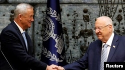 El presidente israelí Reuven Rivlin y Benny Gantz, líder del partido Azul y Blanco, asisten a una ceremonia de nominación en la residencia del presidente en Jerusalén el 23 de octubre de 2019 REUTERS.