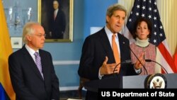 From left: Special Envoy for Colombian Peace Process Bernie Aronson, Secretary of State John Kerry, Assistant Secretary of State Roberta Jacobson