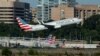 Archivo - Avión de American Airlines despega desde el Aeropuerto Washington National, en Washington D.C.