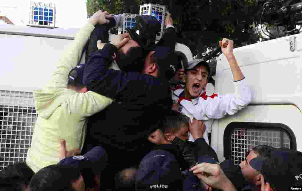 Police detain protesters during a demonstration against Algerian President Abdulaziz Bouteflika&#39;s decision to run for a fourth term, in Algiers.