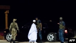 Yahya Jammeh, ari hagati kw'ifoto, ari ku kibuga c'indege co ku murwa mukuru wa Gambiya, Banjul ariko aja mu buhungiro kw'italiki 27 z'ukwezi kwa mbere mu mwaka w'i 2017.