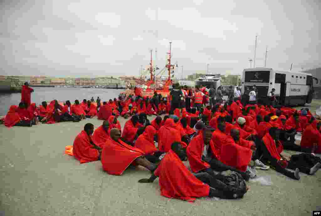 스페인 해안가에서 구조된 난민들이 타리파 항구에서 휴식을 취하고 있다. 스페인 해안경비대는 소형보트를 타고 지브롤터 해협을 걷너온 200명이 넘는 사하라 이남 아프리카 난민들을 구조했다.