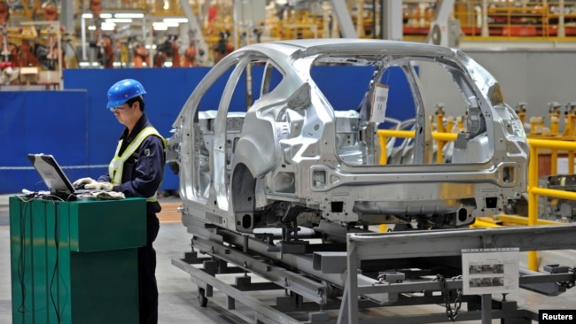 中国重庆福特汽车制造厂的一名生产线工人在工作。（2012年4月20日）