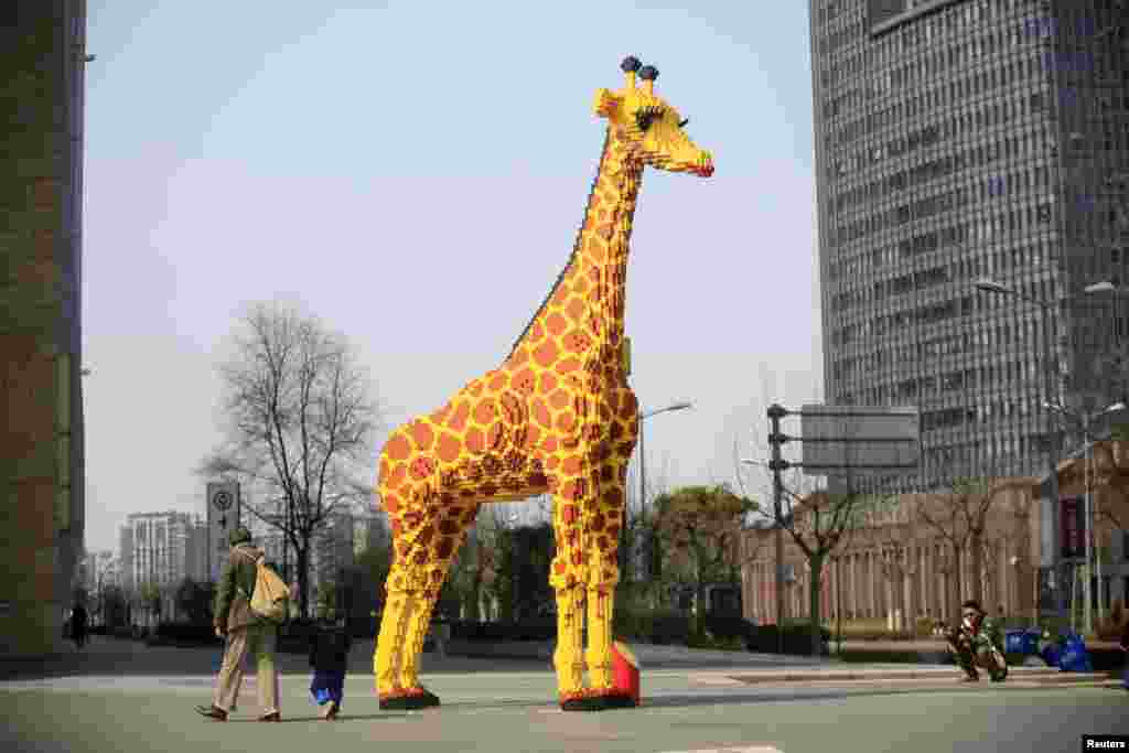 Girafa de 6 metros de altura feita com Legos, junto a centro comercial em Xangai, na China.