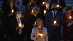 La presidenta de la Cámara de Representantes de Estados Unidos, Nancy Pelosi (C), entre otros miembros del Congreso sostienen velas eléctricas mientras participan en una vigilia en memoria de las 800.000 personas que han muerto de Covid-19 en los Estados Unidos, en Washington, DC el 14 de diciembre de 2021.