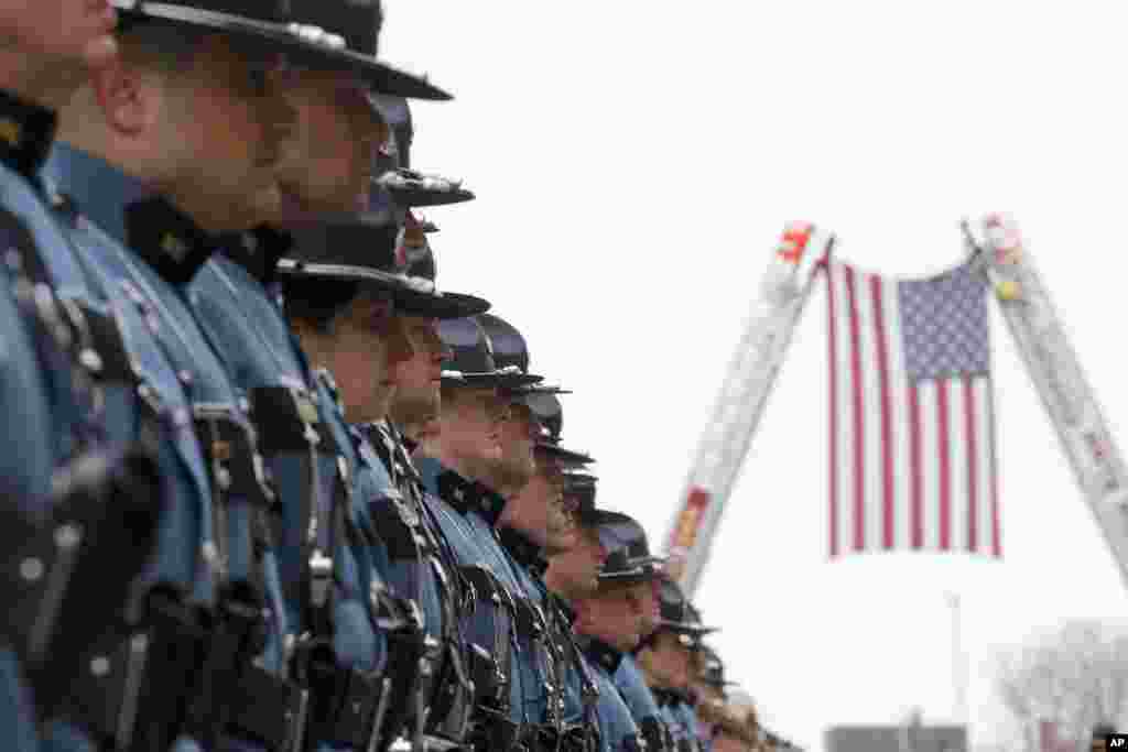 ادای احترام پلیس های ایالت مین در شمال شرقی آمریکا به یک همکارشان که به تازگی کشته شد.&nbsp;