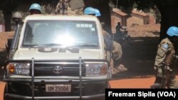 Une patrouille de la Minusca à Bria, en Centrafrique, le 21 février 2017. (VOA/Freeman Sipila)