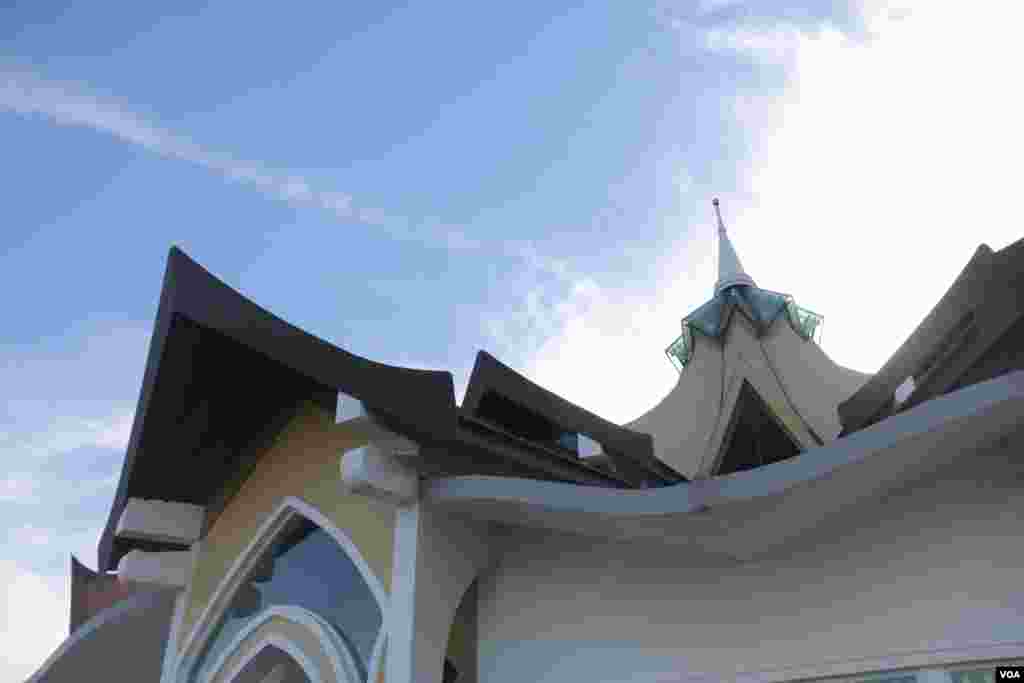 The Baha&rsquo;i house of worship is designed by a Cambodian architect, Tang Sochet Vitou. The temple core design centers around the nine-sided designs, nine mini-gardens, and round building with low pointed roof, representing a largely Cambodian-style architecture. (Hor Singhuo/VOA)