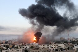 Asap dan api membumbung selama serangan udara Israel di tengah maraknya kekerasan Israel-Palestina, di Gaza, 12 Mei 2021. (Foto: REUTERS/Ibraheem Abu Mustafa)