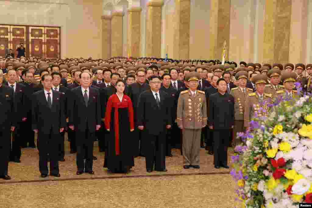 김정은 북한 국무위원장(가운데)이 1일 부인 리설주와 함께 김일성·김정일의 시신이 안치된 금수산태양궁전을 참배했다고, 관영 조선중앙통신이 보도했다.