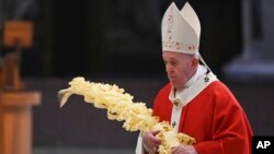 2020年4月5日教宗方濟各手持棕櫚樹枝在梵蒂岡聖伯多祿大教堂的彌撒儀式上。