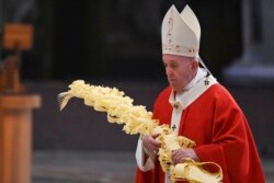 Paus Fransiskus membawa cabang palem sebelum Misa Minggu Palem tertutup di Basilika Santo Petrus, Vatikan, Minggu (5/4).