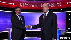 Alain Juppé et François Fillon à la sortie du débat des primaires de la droite française le 24 novembre 2016. (Reuters/ Eric Feferberg)