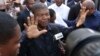 Joao Lourenco montre l'encre sur ses doigts après son vote à Luanda, Angola, le 23 août 2017.