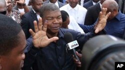 Joao Lourenco montre l'encre sur ses doigts après son vote à Luanda, Angola, le 23 août 2017.