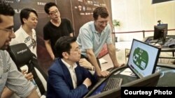 Carnegie Mellon University professor Tuomas Sandholm confers with Kai-Fu Lee, head of Sinovation Ventures, a Chinese venture capital firm, as Lee plays poker against the Lengpudashi AI system. (Sinovation Ventures)