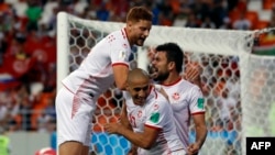 Le Tunisien Wahbi Khazri, centre, jubile avec ses coéquipiers après avoir marqué le deuxième but de son équipe lors du match du groupe G contre le Panama à la Mordovia Arena de Saransk, Russie, 28 juin 2018. 