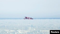Kapal pemecah es China "The Xue Long (Snow Dragon)" tidak dapat mendekati kapal MV Akademik Shokalsky di Antartika, 28 Desember 2013 (Foto: dok). Kapal ini dikhawatirkan akan terjebak di Antartika setelah tidak bergerak beberapa hari di kawasan tersebut (3/1).