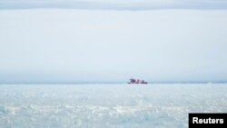 Tàu cứu hộ Tuyết Long của Trung Quốc đậu giữa các băng đá 
