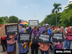 Berbagai Elemen Perempuan, berorasi dan melakukan aksi long march , untuk rayakan International Women's Day (IWD) 2019, di Jakarta, Jumat, 8 Maret 2019. (Foto: VOA/Ghita)