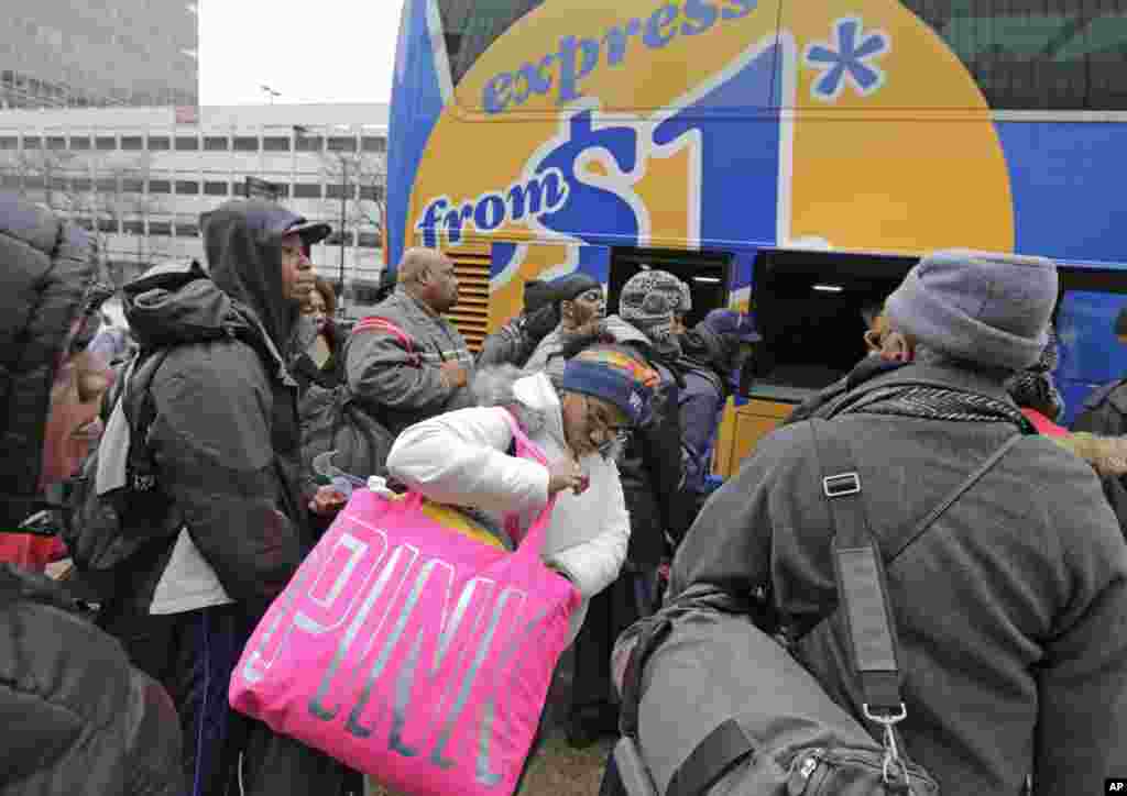 Chynnah Clasberry bersiap naik Megabus di Chicago, Illinois ke Atlanta, Georgia, untuk merayakan Thanksgiving (26/11). (AP/M. Spencer Green)