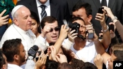 Papa Francisco se toma "selfies" con los fieles en Domingo de Ramos.