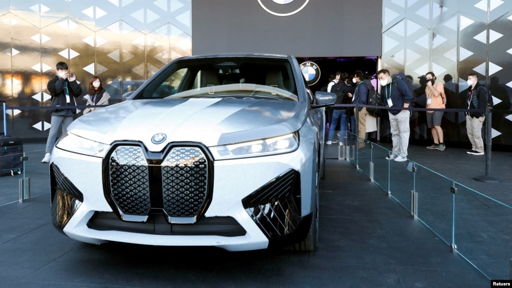 A BMW iX Flow with color-shifting material is displayed during CES 2022 at the Las Vegas Convention Center in Las Vegas, Nevada, U.S. January 6, 2022. (REUTERS/Steve Marcus)