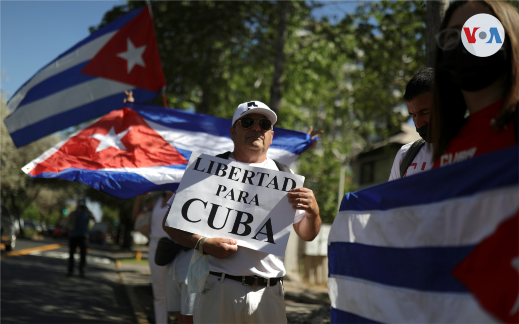 Miembros de la comunidad cubana protestan desde Santiago, Chile. Noviembre 15 de 2021. Foto: Reuters