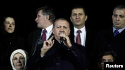 12月27日土耳其總理埃爾多安在伊斯坦布爾機場對他的支持者講話。