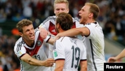 독일의 마리오 괴체 선수가 월드컵 우승을 확정 지은 한 골을 넣은 뒤, 동료들과 기쁨을 나누고 있다. 