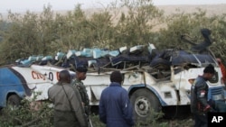 Les restes de l'autobus accidenté près de Narok, au Kenya 