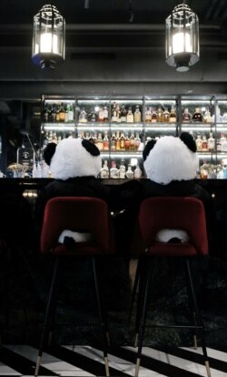 Boneka panda yang menjadi bagian instalasi seni "Panda Mie" oleh pemilik restoran Giuseppe "Pino" Fichera untuk menunjukkan dampak lockdown pandemi Covid-19 terhadap bisnis kuliner di Frankfurt, Jerman, 24 November 2020. (Foto: Reuters