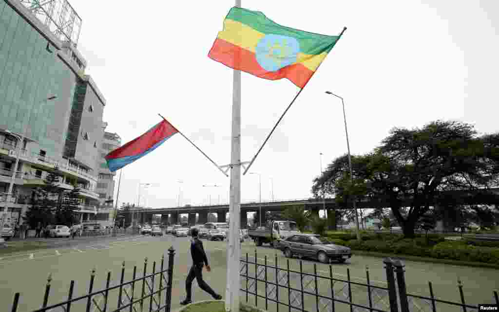 Bendera za Ethiopia and Eritrea zikipepea Addis Ababa