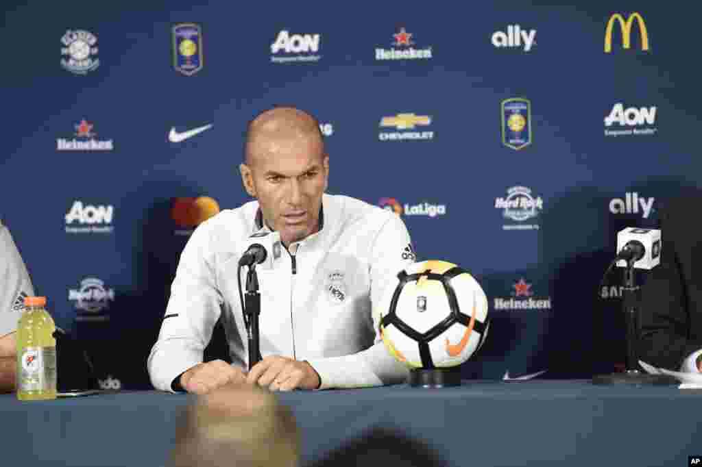 L&#39;entraîneurdu Real Madrid, Zinedine Zidane, répond aux questions des journaliste lors de la conférence de presse du 29 juillet 2017, à Miami.