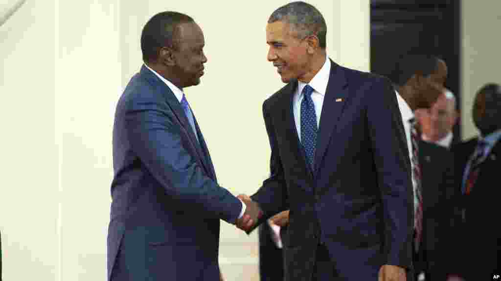 Le président Barack Obama serre la main du président kenyan Uhuru Kenyatta avant la réunion bilatérale, Nairobi, 25 juillet 2015. &nbsp;