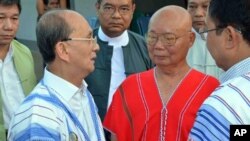 ုျမန္မာသမၼတ ဦးသိန္းစိန္ (၀ဲ) နဲ႔ ကရင္အမ်ိဳးသား အစည္းအ႐ံုး ဥကၠ႒ မူတူးေဆးဖိုး (ယာ) တို႔ ေတြ႔ဆံုခဲ့ၾကစဥ္။ (ဇန္န၀ါရီလ ၅ ရက္၊ ၂၀၁၃)။
