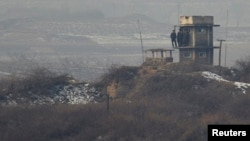 지난 2011년 12월 판문점 인근 군사분계선 이남 지역에서 바라본 북한 초소. 북한 군인들이 남측을 바라보고 있다. (자료사진)