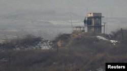 판문점 인근 군사분계선 이남 지역에서 바라본 북한 초소. 북한 군인들이 남측을 바라보고 있다. (자료사진)