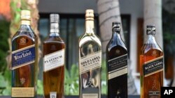 Johnnie Walker ဝီစကီ အရက်ပုလင်းမျိုးစုံ။ ၂၈ ဇွန် ၂၀၁၄။