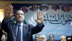 Dr. Essam el-Eryan, Egyptian Muslim Brotherhood top figure, gestures to clam reporters during a conference at the Brotherhood headquarter in Cairo, Egypt (File Photo)