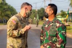 Charles A. Flynn, Panglima Angkatan Darat Pasifik AS berbicara dengan Kepala Staf Angkatan Darat Indonesia Jenderal Andika Perkasa saat pembukaan Latihan Gabungan Perisai Garuda Shield 2021 di Pusat Pelatihan Tempur TNI Angkatan Darat di Baturaja, Sumatera Selatan, 4 Agustus 2021. (Antara Foto/Nova Wahyudi/via Reuters)