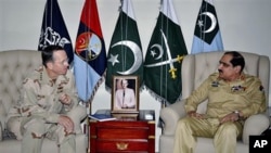 Chairman of the US Joint Chiefs of Staff Adm. Mike Mullen (l) listens to Pakistan's Chairman of the Joint Chiefs of Staff Committee General Khalid Shameem Wynne during a meeting in Rawalpindi, Pakistan, April 20, 2011