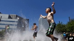 Muchas personas aprovechan el calor intenso para desarrollar actividades al aire libre, en especial los niños.