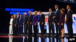 Archivo - Los candidatos presidenciales demócratas durante el más reciente debate el Westerville, Ohio, el 15 de octubre de 2019.