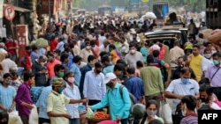 ماہرین کے نزدیک بڑے عوامی اجتماعات کے باعث وبا کے تیز پھیلاؤ کے لیے صرف وائرس کی بھارتی قسم کو سبب قرار نہیں دیا جاسکتا۔(فوٹو،فائل)
