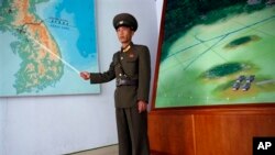 Severnokorejski oficir objašnjava posetiocima Demilitarizovanu zonu koja razdvaja Severnu od Južne Koreje
