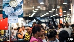Para pelanggan antre di kasir sebuah toko yang menerima pembayaran mata uang kripto Venezuela, Petro, di Caracas, Venezuela, 28 Desember 2019. (Foto: AFP)